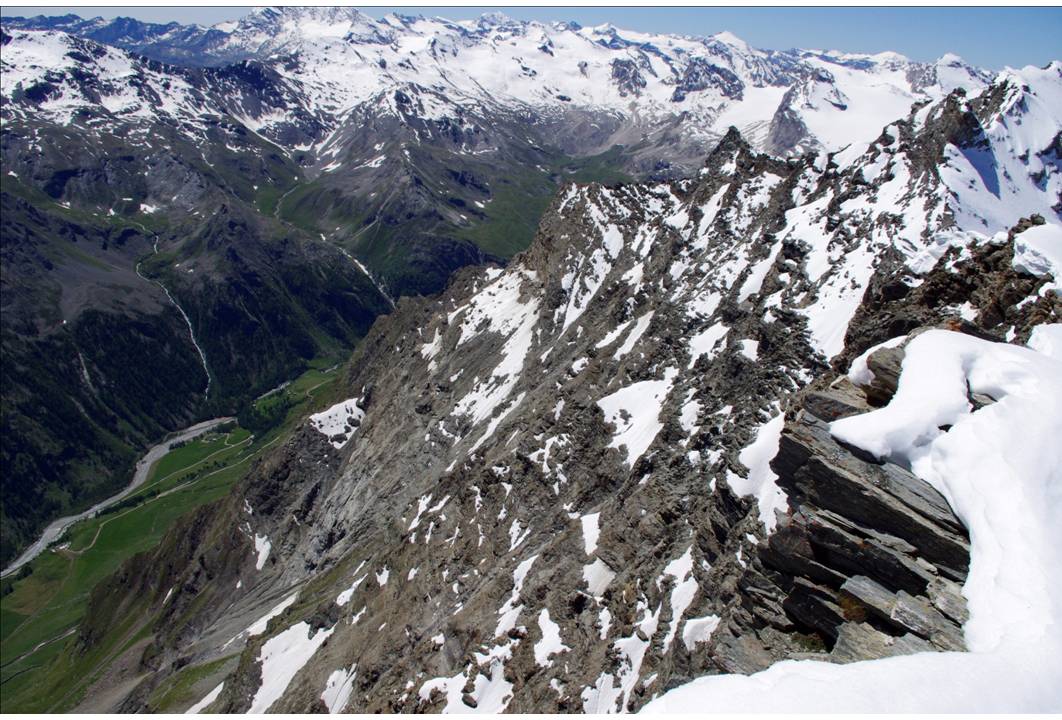#8 Les grandes alpes : En face EST, la Grande Rousse est un gigantesque affaissement de 2000m de rocailles, sur la vallée de Rhèmes, verdoyante à souhait... insousciante!!! Les grandes alpes : En face EST, la Grande Rousse est un gigantesque affaissement de 2000m de rocailles, sur la vallée de Rhèmes, verdoyante à souhait... insousciante!!!