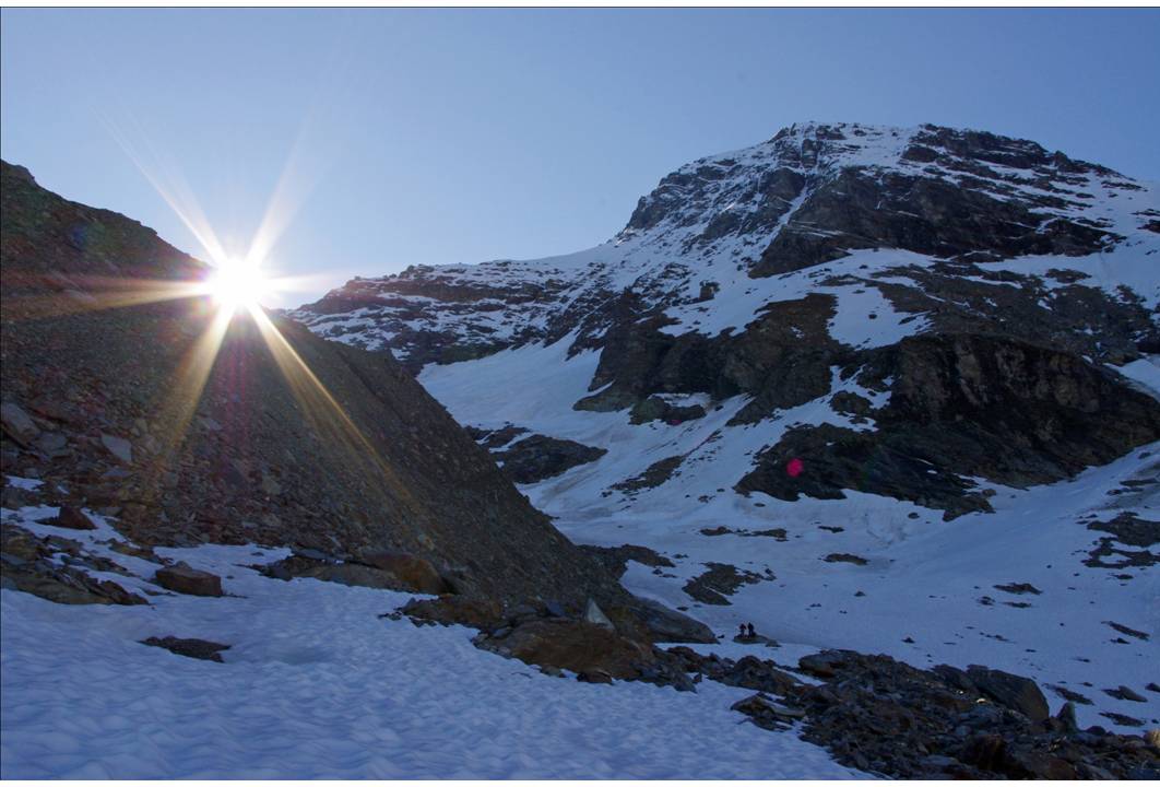 #1 Arrivée au glacier : Lever de soleil sous les bastions de la Grande-Rousse Nord. 2 alpinistes de Valgrisenche m Arrivée au glacier : Lever de soleil sous les bastions de la Grande-Rousse Nord. 2 alpinistes de Valgrisenche m'accompagnent, en version alpi.