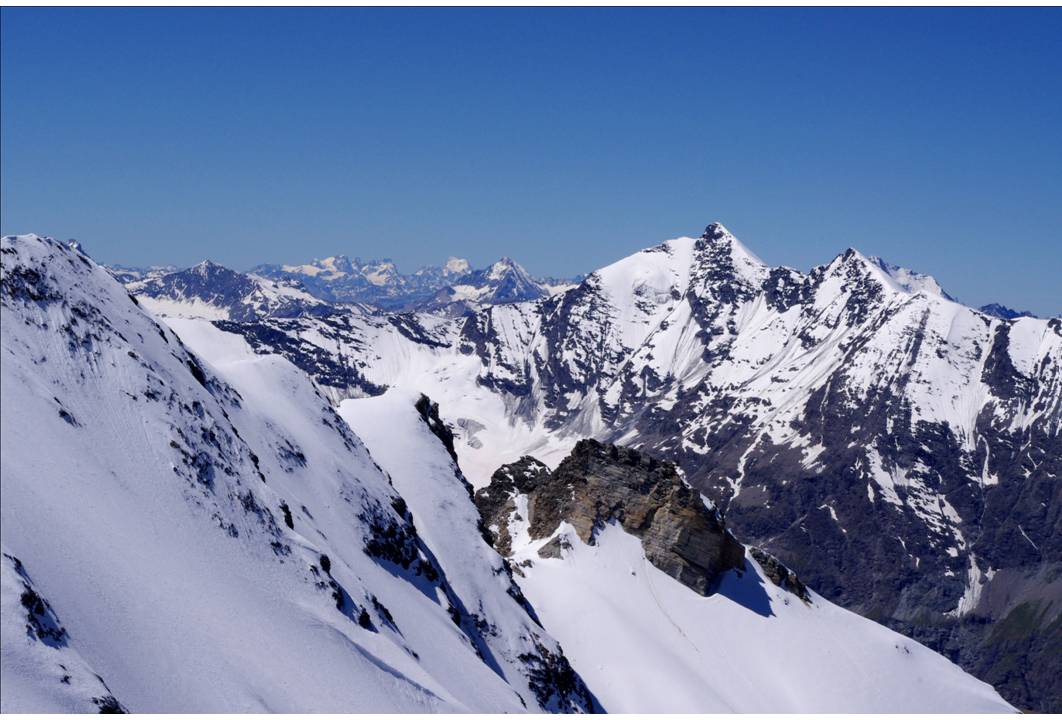 #9 La Grande Sassière EST : Merci à Clément et Pedro pour cette réalisation à skis... il ne fait pas toujours brouillard sur les versants italiens!!! La Grande Sassière EST : Merci à Clément et Pedro pour cette réalisation à skis... il ne fait pas toujours brouillard sur les versants italiens!!!