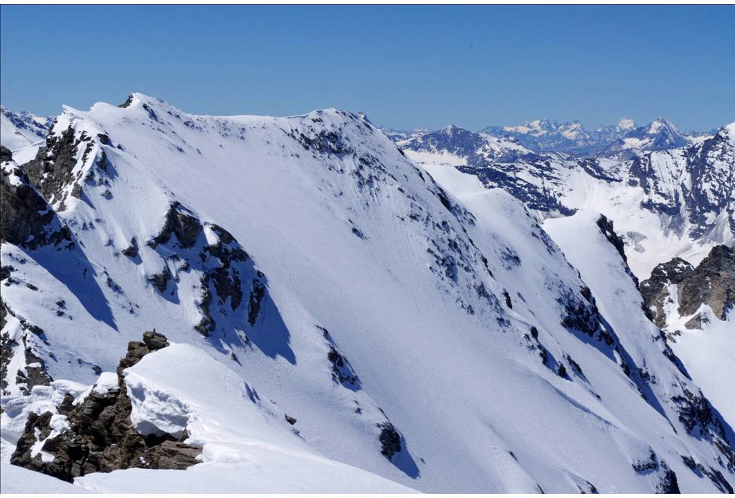 #3 Sommet 11h30 : Arrivé au sommet, il fait froid avec une brise de NE bien soutenue, qui conserve la qualité de la neige. En vis-à-vis, les pentes nord de la Grande-Rousse sud... impeccables de blancheur, colmatées... mais pas dégelées! Sommet 11h30 : Arrivé au sommet, il fait froid avec une brise de NE bien soutenue, qui conserve la qualité de la neige. En vis-à-vis, les pentes nord de la Grande-Rousse sud... impeccables de blancheur, colmatées... mais pas dégelées!