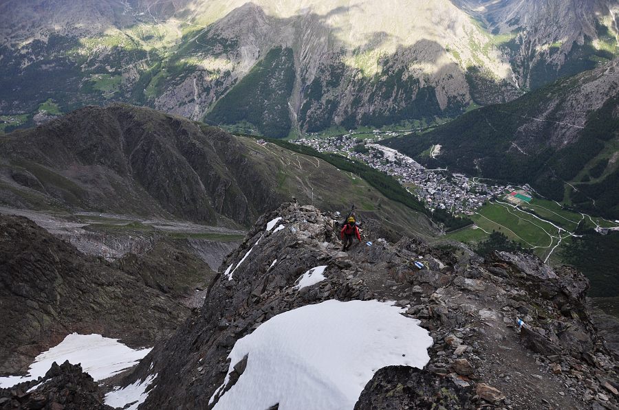 Arête du Schwartzhorn : Vue plongeante sur Saas Fee