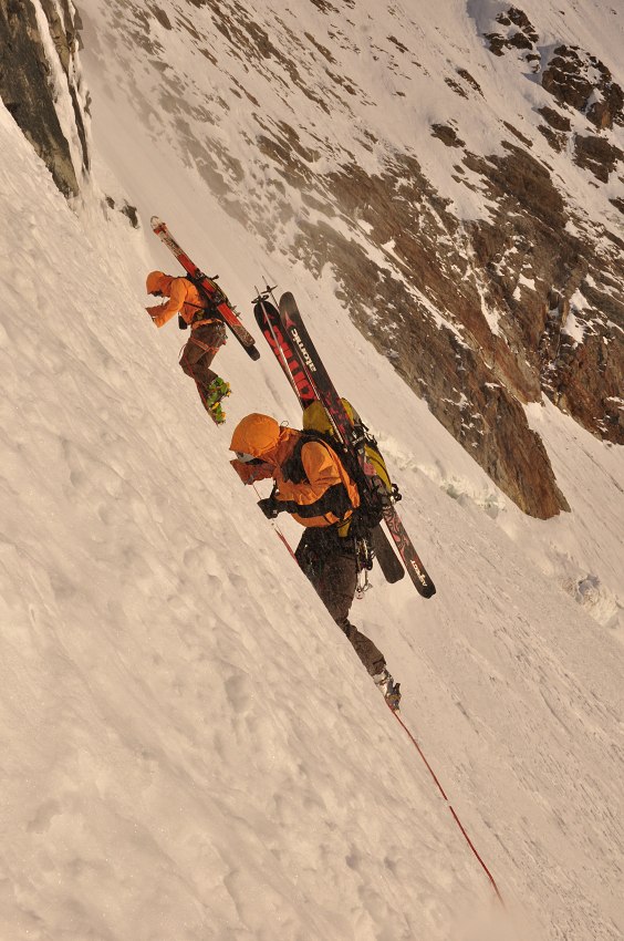 Lenzspitze : Début de la baston contre le vent et les spindrift, dans la traversée au dessus de la rimaye