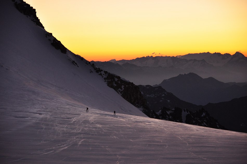 Hohbalmgletscher : pendant que les alpinistes traversent vers le Nadelhorn, au milieu des bourrasques