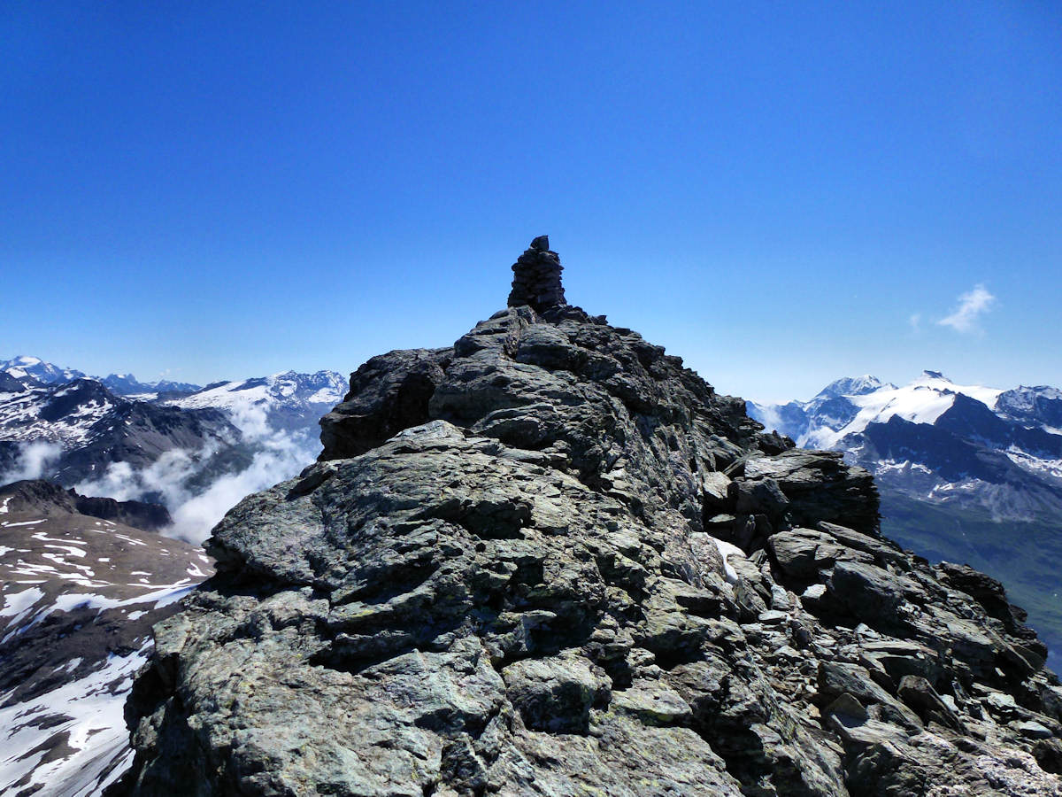 Le sommet : Et son cairn.