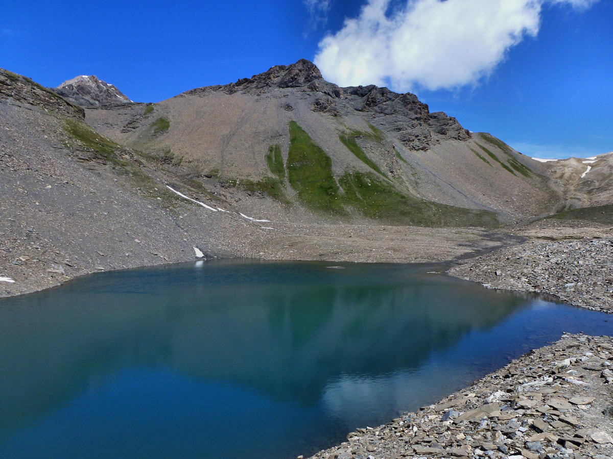 Lac altitude 2770 m : Sur le (long) chemin du retour.
