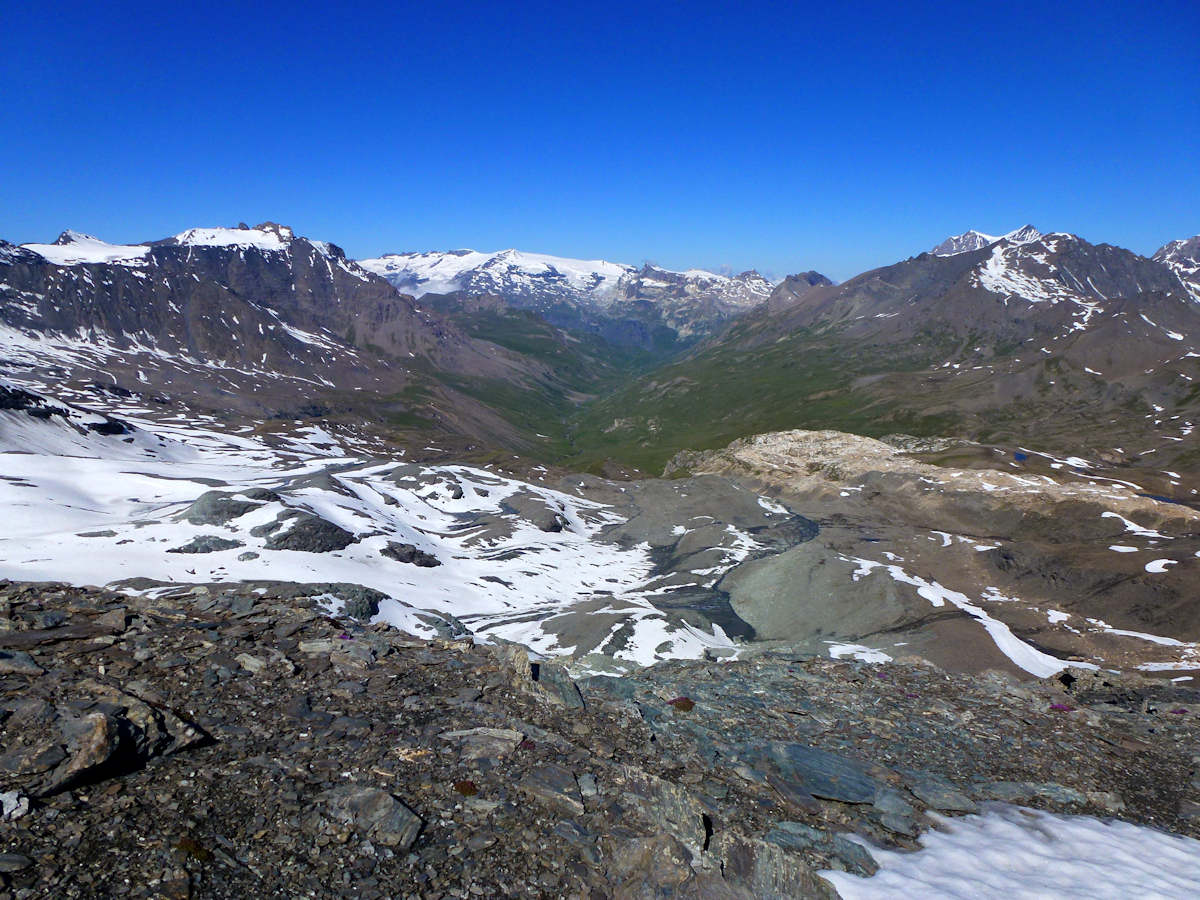 De la crête : Le vallon de la Rocheure et les glaciers de la Vanoise.
