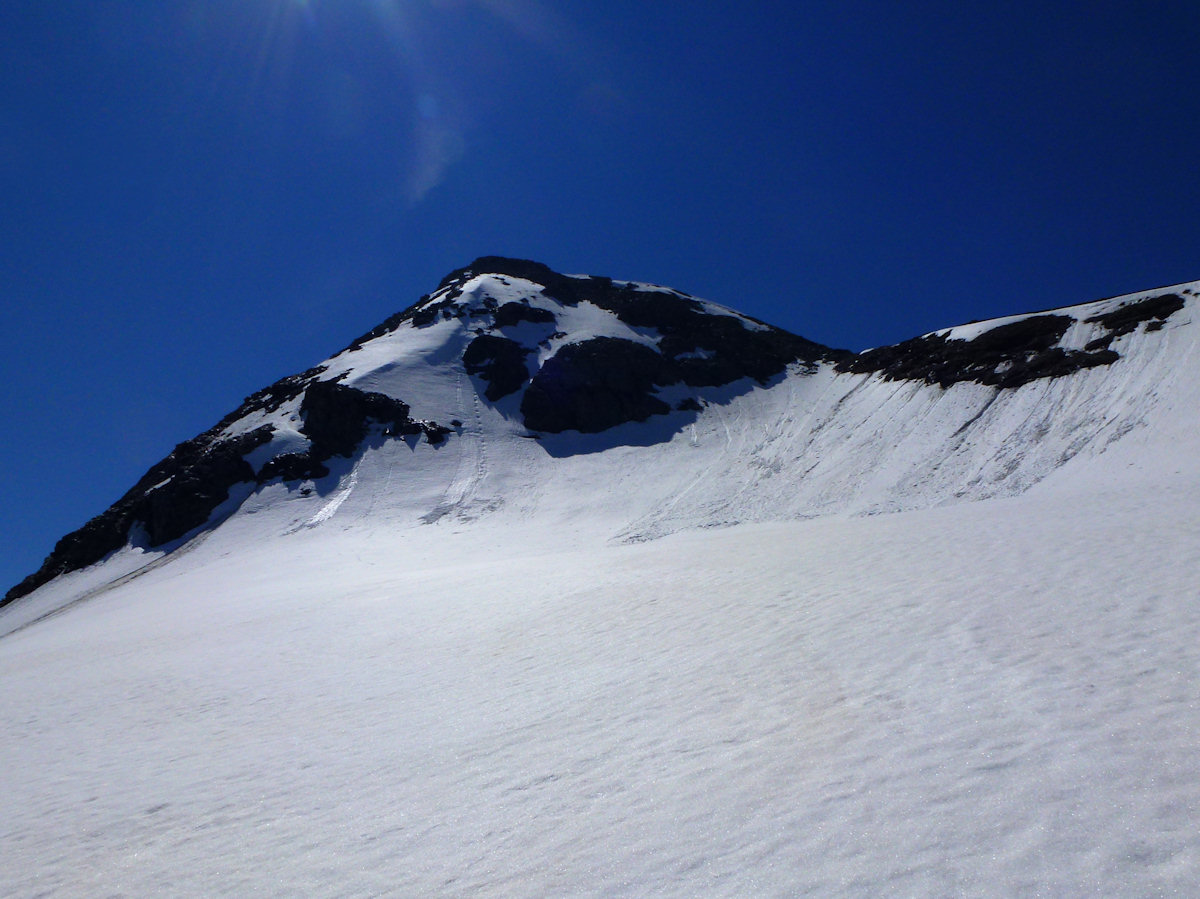 Sous la crête : Sur une neige juste décaillée, avant d'attaquer la pente nord.