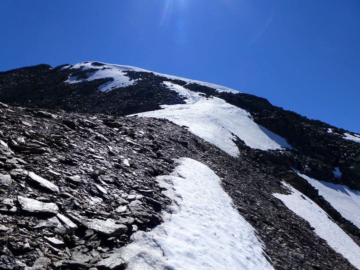 Descente de l'épaule : Saute névés sur une neige encore bien dure.