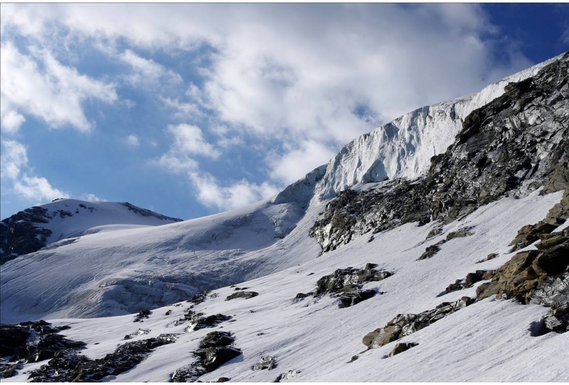 #3 Les séracs de Charbonnel : Accès au glacier par un couloir NE qui jouxte la tranche de séracs. Le couloir est aujourd Les séracs de Charbonnel : Accès au glacier par un couloir NE qui jouxte la tranche de séracs. Le couloir est aujourd'hui rayé de barres: dans les années 90, il donnait accès à un bombement de glace à surmonter, raide. la physionomie est autre mainte