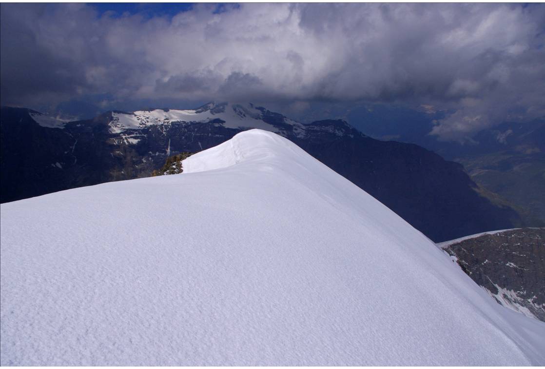 #8 L L'arête sommitale : La longue arête sommitale de Charbonnel, visible de partout... des pas qui valent de l'or... dans une neige nature, neuve.