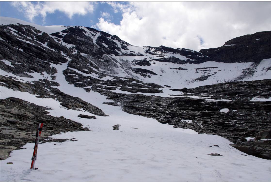 #17 La Grala : 2915 au cirque de la Grala de Charbonnel. Le ski a été continu entre le glacier et cette grande combe, par un système de vires enneigées et de couloirs. Toujours le grésil comme matière première! La Grala : 2915 au cirque de la Grala de Charbonnel. Le ski a été continu entre le glacier et cette grande combe, par un système de vires enneigées et de couloirs. Toujours le grésil comme matière première!