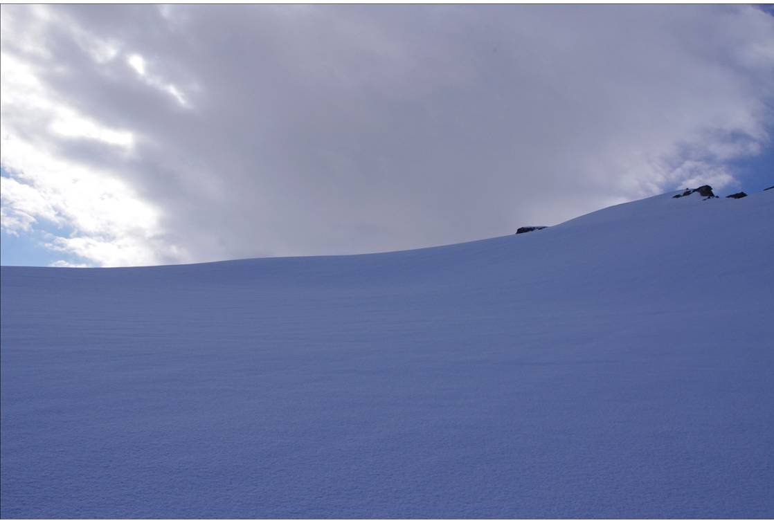 #5 Sur le glacier, les nuages. : Arrivé sur le glacier, nivelé, sans traces, les nuages s Sur le glacier, les nuages. : Arrivé sur le glacier, nivelé, sans traces, les nuages s'enroulent sur le sommet dès 9h. Va-t-on vers un orage de matinée?