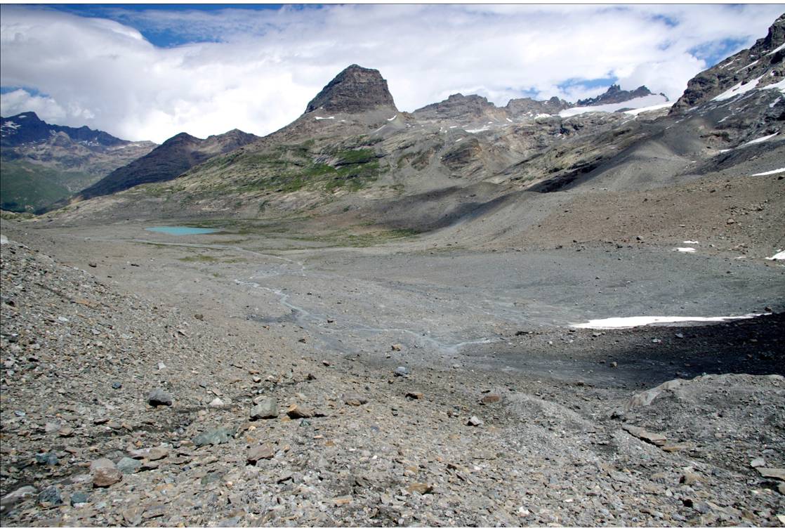 #19 Les Evettes jardin minéral : Le grand plateau des Evettes, riche de toutes les couleurs. On reste sur le glacier recouvert de rochers jusqu Les Evettes jardin minéral : Le grand plateau des Evettes, riche de toutes les couleurs. On reste sur le glacier recouvert de rochers jusqu'à 2550 environ... mais l'alimentation depuis l'étage supérieur est-elle encore assurée?
