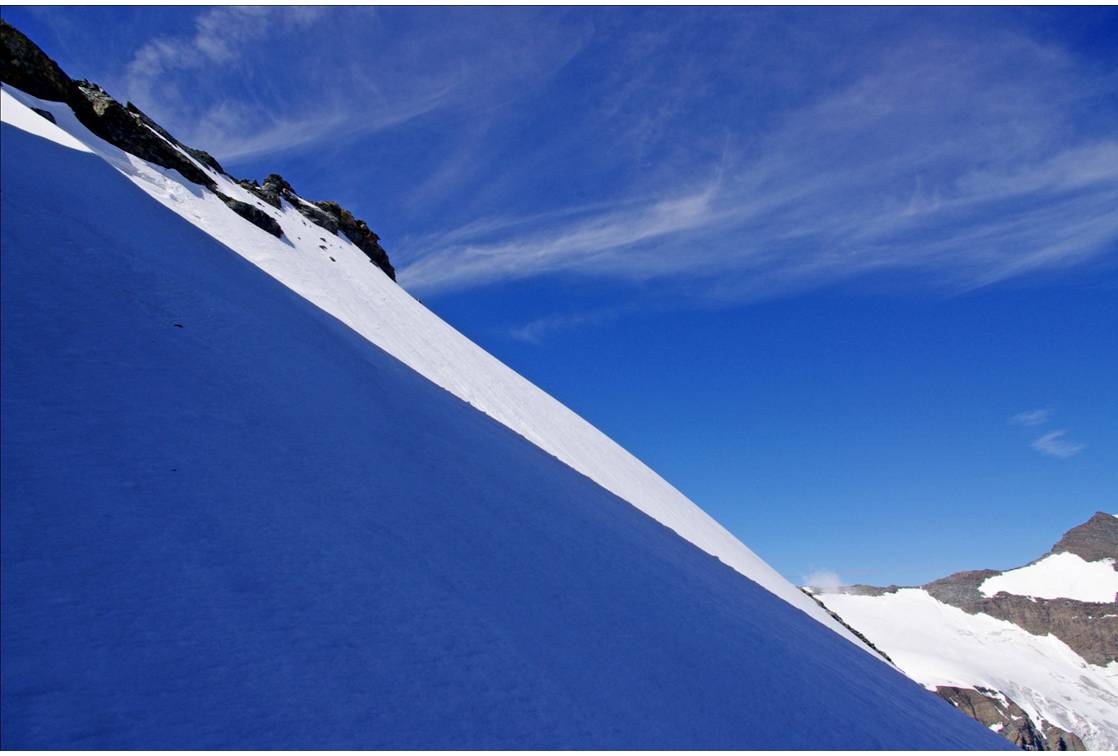 #6 Approche du sommet : La pente se redresse jusqu Approche du sommet : La pente se redresse jusqu'au sommet. Conditions de neige impeccables... le grésil se tasse et se transforme, mais sa croute de surface reste dure du fait de son orientation N.