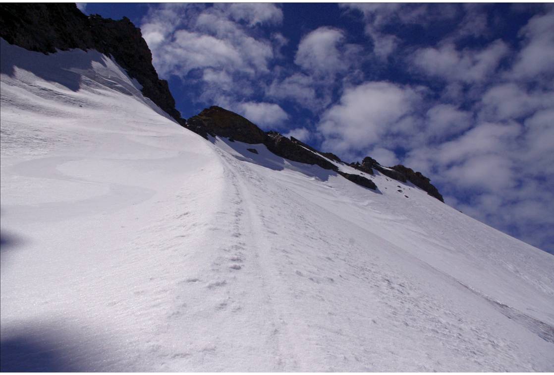 #13 Contrepente transfo : Une fois la descente du sommet sortie sur une neige dure à souhaits... un peu de détente dans une transfo dévers, sous les rochers du point 3489. Une détente avant de retrouver des neiges dures au dessus des séracs! Contrepente transfo : Une fois la descente du sommet sortie sur une neige dure à souhaits... un peu de détente dans une transfo dévers, sous les rochers du point 3489. Une détente avant de retrouver des neiges dures au dessus des séracs!