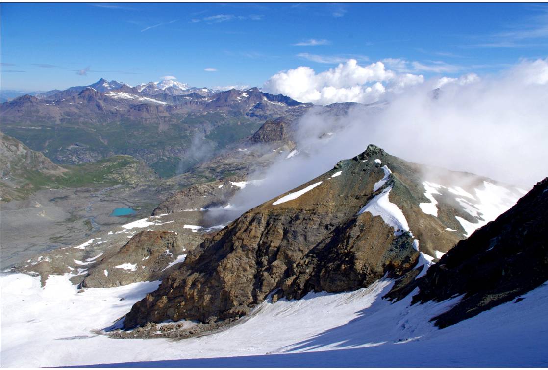 #4 En remontant à la Pte Ciam : Le paysage se dégage progressivement au dessus du Col Tonini... l En remontant à la Pte Ciam : Le paysage se dégage progressivement au dessus du Col Tonini... l'environnement est estival... mais pas la face N de la Petite Ciamarella, abritée sous ses rochers!