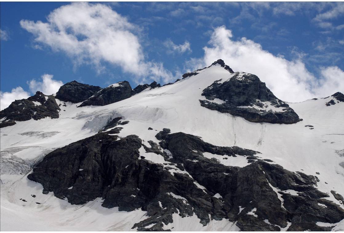 #17 Le sommet dans son ensemble : La Petite Ciamarella vue dans son ensemble, depuis la rive gauche du glacier des Evettes. Un aspect nouveau pour voir le sommet dans une orientation dont on ne dispose que sous les falaises de l Le sommet dans son ensemble : La Petite Ciamarella vue dans son ensemble, depuis la rive gauche du glacier des Evettes. Un aspect nouveau pour voir le sommet dans une orientation dont on ne dispose que sous les falaises de l'Albaron.
