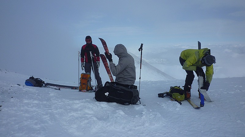 Sommet : Christophe, Marc et Marie-Christine au sommet du Chillan Nuevo