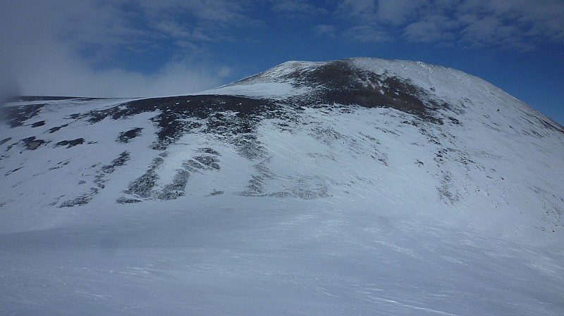 Sommet : Le sommet du Chillan viejo (face N, nos faces S dans l'hémisphère N) culminant à 3122m depuis le sommet du Nuevo