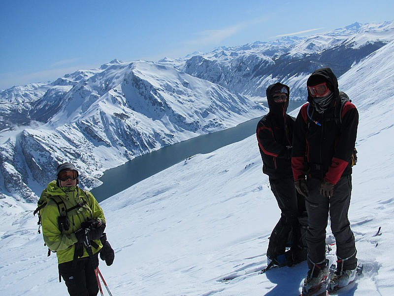 #3 Vers 2000m : Marie-Christine, Didier et Christophe à la côte 2000m avec la Laguna de Laja en arrière plan. Vers 2000m : Marie-Christine, Didier et Christophe à la côte 2000m avec la Laguna de Laja en arrière plan.