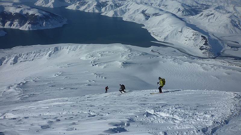 #11 Début de descente : Début de descente skis aux pieds depuis le sommet sur fond de Laguna de Laja Début de descente : Début de descente skis aux pieds depuis le sommet sur fond de Laguna de Laja