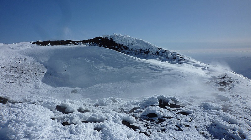 #8 Sommet : Le cratère du Volcan Antuco et ses fumerolles culminant à 2985m Sommet : Le cratère du Volcan Antuco et ses fumerolles culminant à 2985m