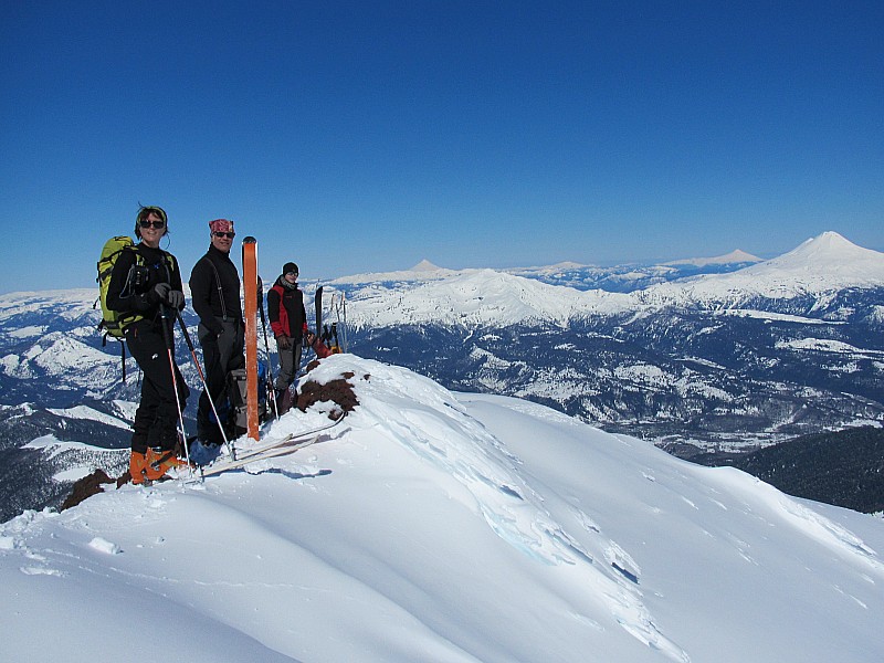 #9 Sommet : Au sommet avec splendide vue de la gauche vers la droite : Volcan Lanin, Sierra Névada, Quetrupillan et Llaima Sommet : Au sommet avec splendide vue de la gauche vers la droite : Volcan Lanin, Sierra Névada, Quetrupillan et Llaima
