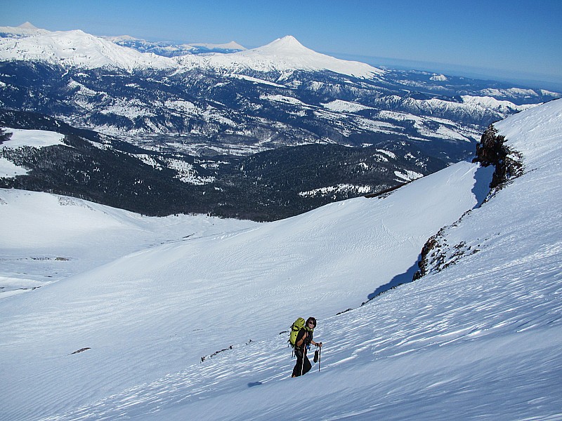 #6 Sommet : Marie avec en arrière plan le volcan Llaima à droite et la sierra Nevada à gauche. Sommet : Marie avec en arrière plan le volcan Llaima à droite et la sierra Nevada à gauche.