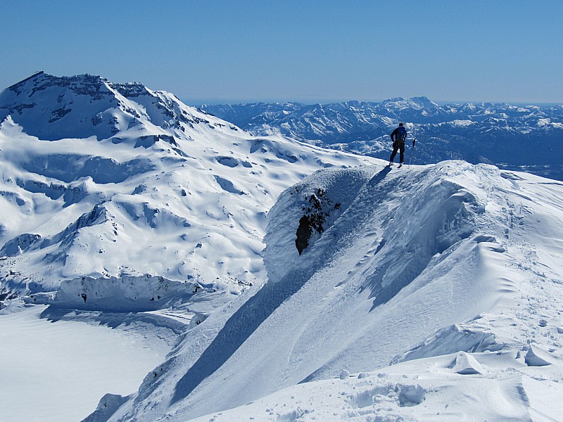 Sommet : Didier au sommet avec le volcan Toluhaca en arrière plan