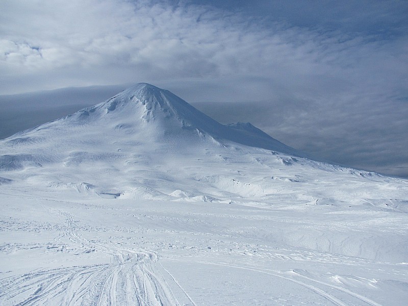 Le sommet : Le sommet vu depuis le haut des pistes de la station des Auraucarias