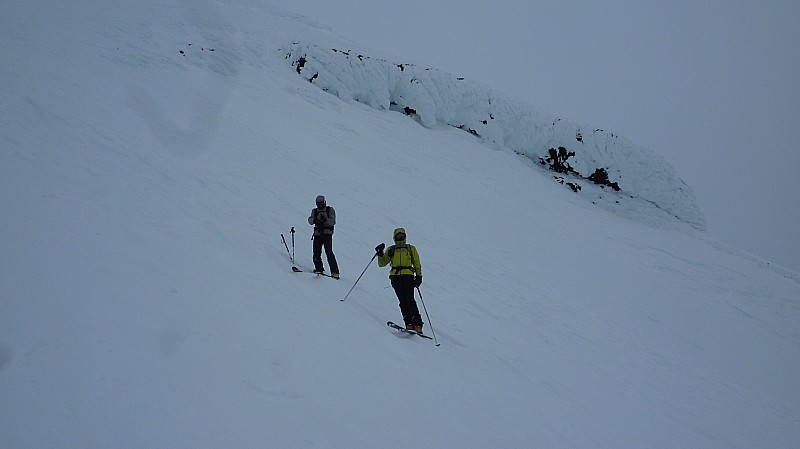 Descente : Dans la descente, neige difficile et visibilité médiocre : Marc et Marie