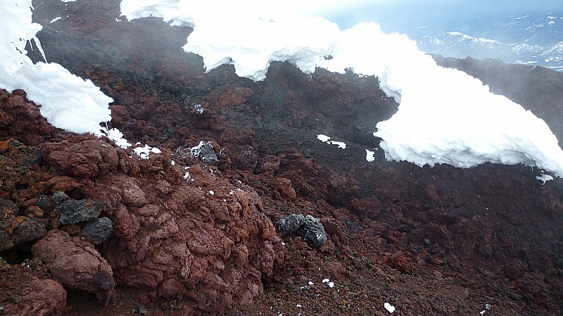 Au sommet : Concrétions de lave au sommet