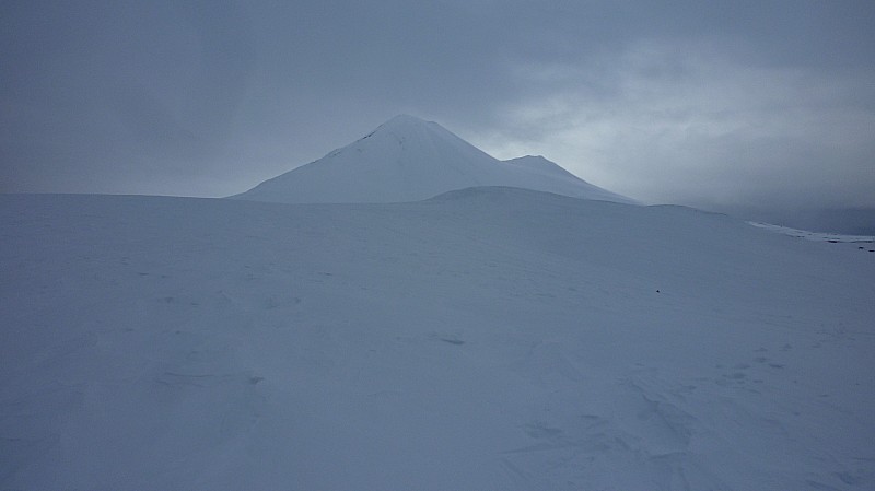 #12 Vue du sommet : Le volcan Llaima en fin d Vue du sommet : Le volcan Llaima en fin d'après-midi avec le mauvais temps qui arrive pour le lendemain