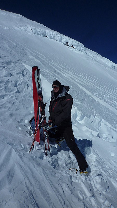 #6 Encours d Encours d'ascension : Une rencontre inhabituelle sous ces contrées chiliennes : Patrice et Marc, skieurs du Mercantour à la côte 2600m en train de mettre les crampons