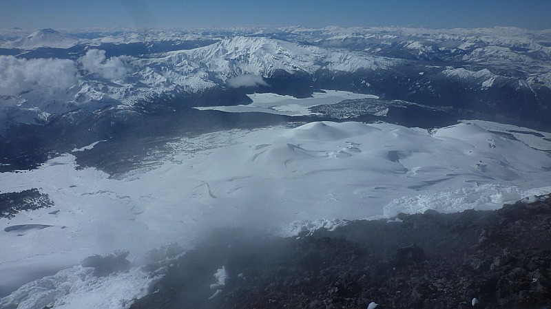 #9 Vue du sommet : La laguna conguillo, autre itinéraire d Vue du sommet : La laguna conguillo, autre itinéraire d'ascension du volcan Llaima mais compte tenu de l'enneigement, trop long cette année.