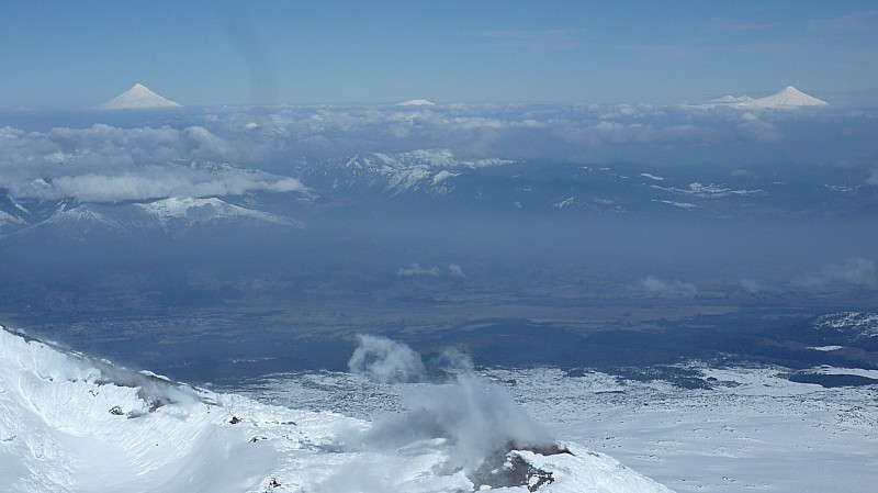 #8 Vue du sommet : Depuis le sommet du Llaima, de gauche à droit, les volcans : Lanin, Quetrupillan et Villarica Vue du sommet : Depuis le sommet du Llaima, de gauche à droit, les volcans : Lanin, Quetrupillan et Villarica
