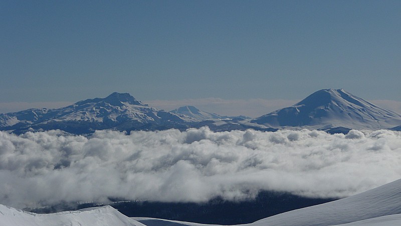 #3 Sommet des pistes : Les volcans Toluhaca (à gauche) et Lonquimay depuis le haut de la station des Auraucarias Sommet des pistes : Les volcans Toluhaca (à gauche) et Lonquimay depuis le haut de la station des Auraucarias