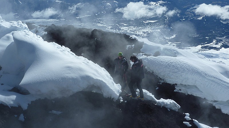 #11 Sommet : Patrice et Marc juste sous le sommet dans les fumerolles du volcan. Sommet : Patrice et Marc juste sous le sommet dans les fumerolles du volcan.