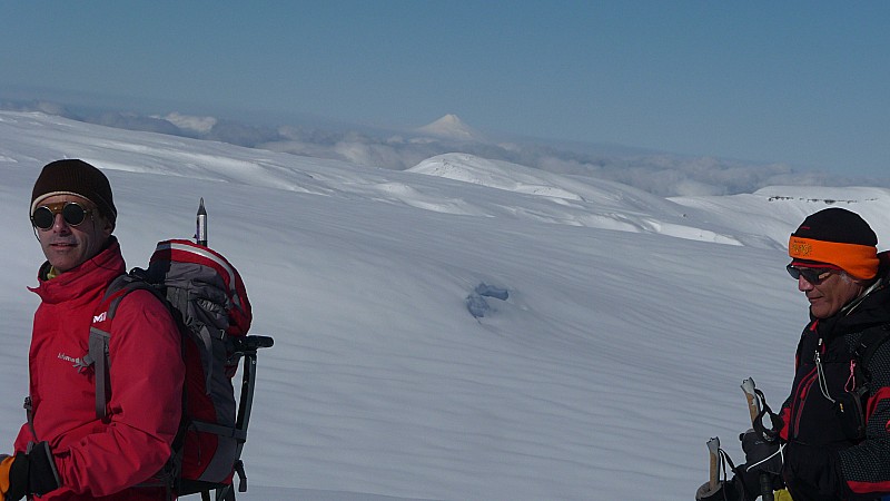 #5 en cours d en cours d'ascension : Eric et didier en cours d'ascension sur fond de volcan Villarica au fond.