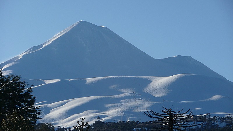 #2 Au départ : Le superbe volcan Llaima (3125m) depuis la station des Araucarias Au départ : Le superbe volcan Llaima (3125m) depuis la station des Araucarias