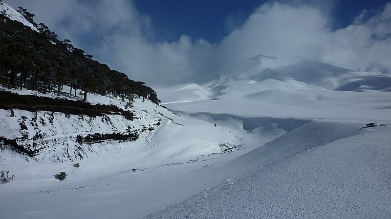 Au départ : La coulée de lave du départ et le vallon de descente sur la droite avec le Lonquimay au fond