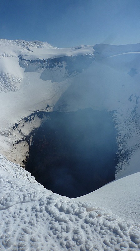 Cratère : Le cratère du volcan et son cylindre rocheux vertical impressionnant!