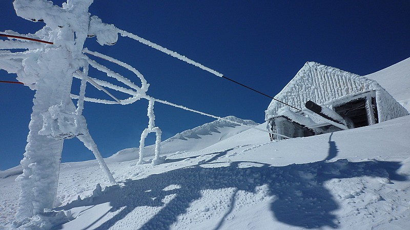 #5 En cours d En cours d'ascension : Le télésiège le plus haut de la station (1900m) : bien givré! Cette remontée n'ouvre jamais en hiver mais plutôt au printemps, c'est à dire à partir de mi-septembre au Chili.