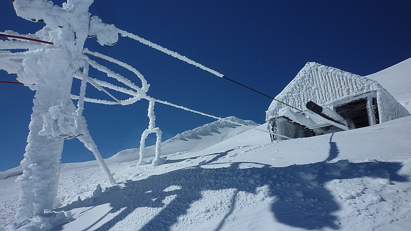 En cours d'ascension : Le télésiège le plus haut de la station (1900m) : bien givré! Cette remontée n'ouvre jamais en hiver mais plutôt au printemps, c'est à dire à partir de mi-septembre au Chili.