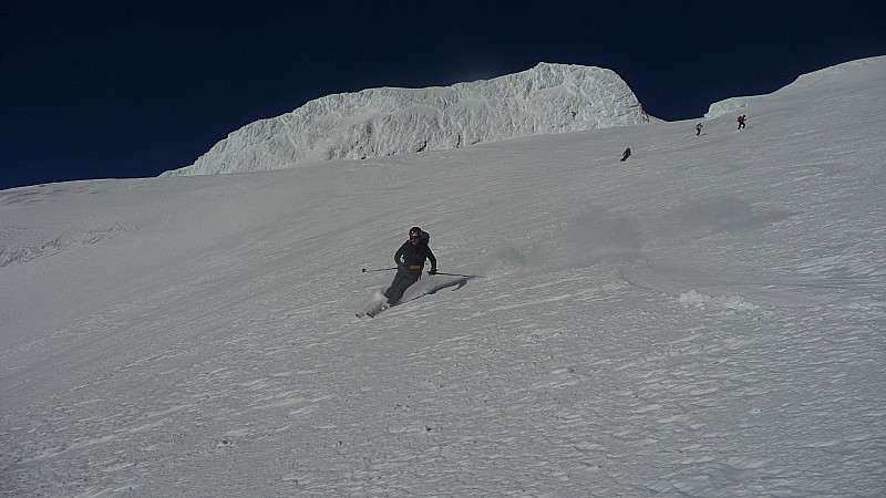 #13 En cours de descente : Didier à l En cours de descente : Didier à l'attaque dans une neige "villariesque" et sur fond de coulée de lave