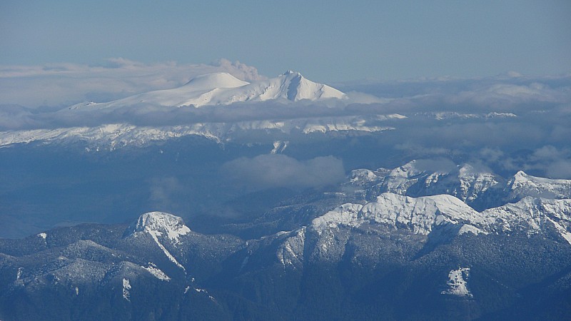 Vue du sommet : Vue splendide vers le sud avec au premier plan, les volcans Mocho et Choshuenco et un peu sur la droite au fond, le volcan Osorno