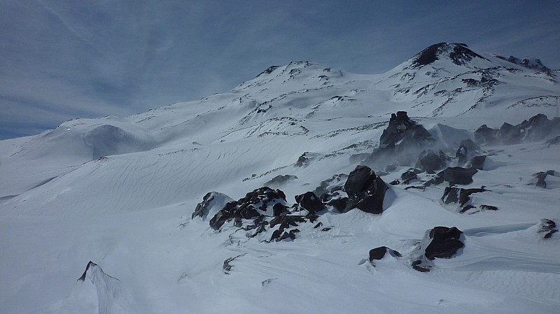 #4 Ascension : Vent violent (à droite volcan Chillan Viejo Ascension : Vent violent (à droite volcan Chillan Viejo