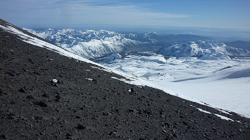 #8 Fin d Fin d'ascension : La face Nord du volcan Chillan Viejo depuis le col à 3000m souvent sans neige en raison du vent. La valle de Las trancas en fond de photo