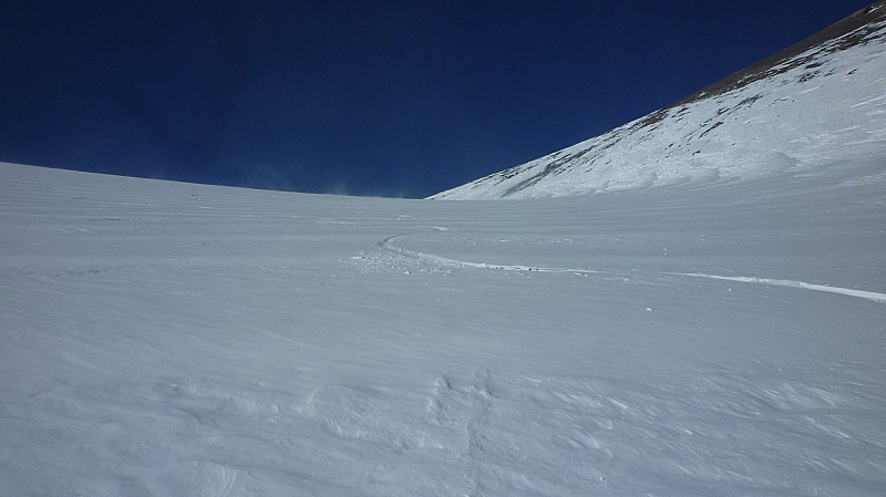 #12 Sous le col en descente : Debut de descente sous le col à 3000m : bonne neige, poudreuse soufflée Sous le col en descente : Debut de descente sous le col à 3000m : bonne neige, poudreuse soufflée