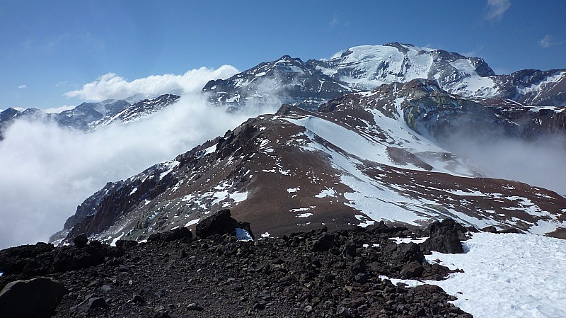 #7 Sommet : Du sommet très belle vue sur le "5000m" du coin, le ,Cerro El Plomo et ses 5432m Sommet : Du sommet très belle vue sur le "5000m" du coin, le ,Cerro El Plomo et ses 5432m